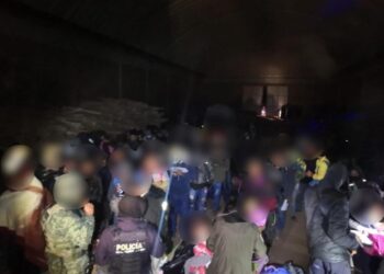 Hallan a 225 migrantes en bodega del Estado de México