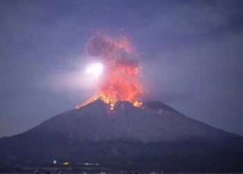 Japón declara emergencia por erupción de volcán