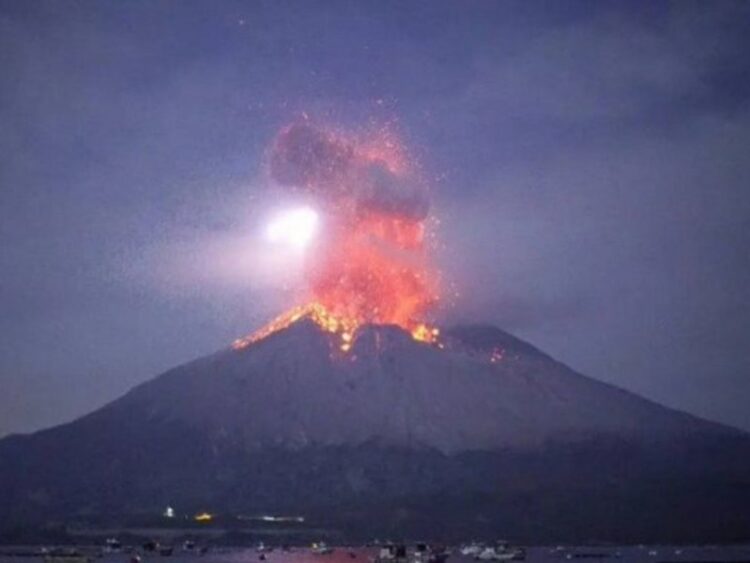 Japón declara emergencia por erupción de volcán