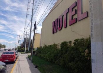 Mujer mata a hombre en motel, roba su camioneta y choca en carretera