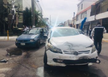Aparatoso choque en cruce de calles 15 y Matamoros en Victoria