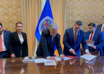 Alejandro Moreno y legisladores priistas denuncian persecución política ante la OEA