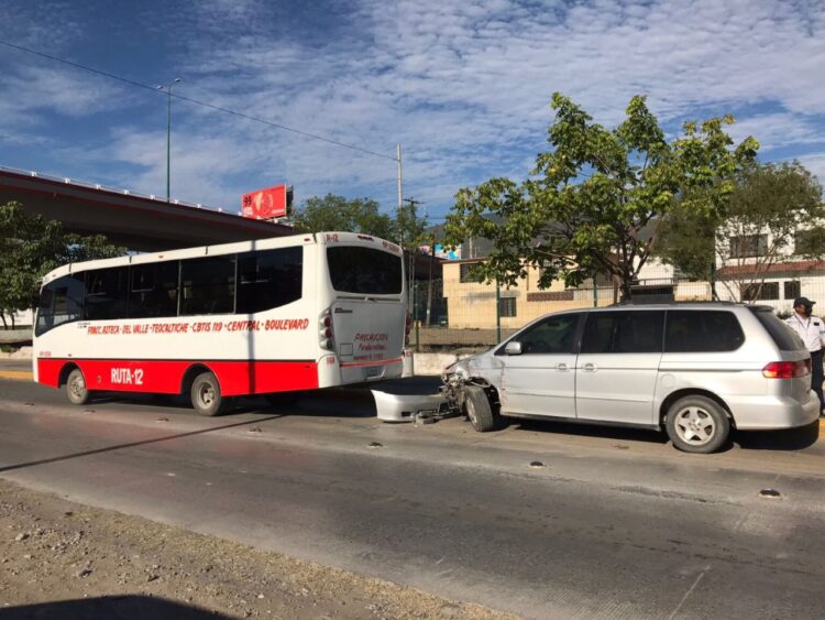 Microbús pega a camioneta en Eje Vial  y López Mateos de Cd. Victoria