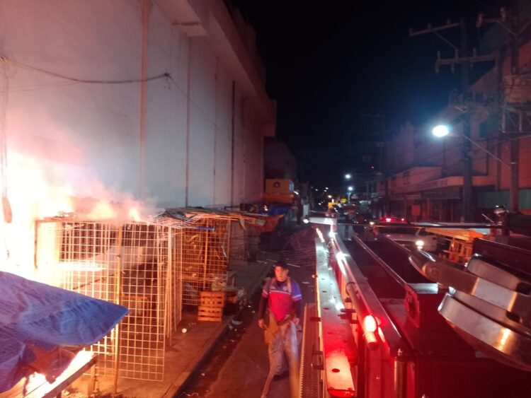 Fuego arrasa con puestos ambulantes en centro de Cd. Victoria