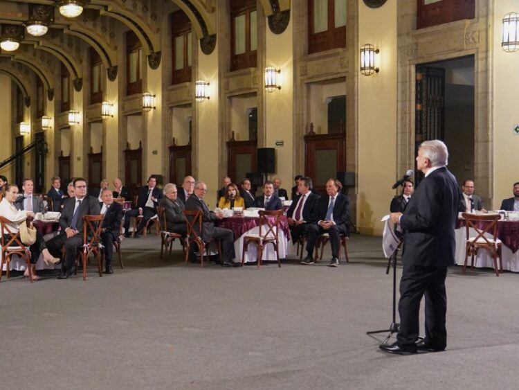 Con café y tamales, López Obrador invita a empresarios a participar en sorteo de la Lotería