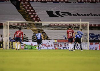 Chivas de Guadalajara empata 2-2 con Gallos de Querétaro