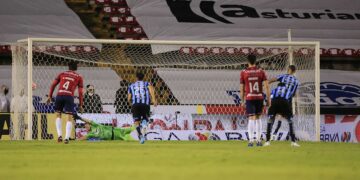 Chivas de Guadalajara empata 2-2 con Gallos de Querétaro
