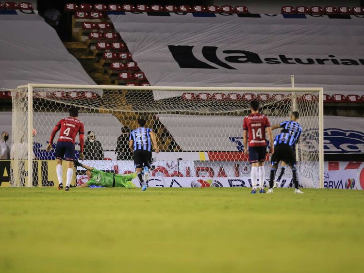 Chivas de Guadalajara empata 2-2 con Gallos de Querétaro
