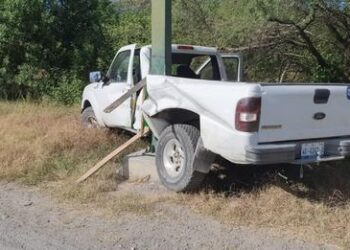 Estrella camioneta contra un poste al salir de carretera