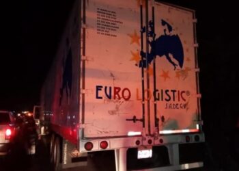 Abandonan tráiler con 400 migrantes en Veracruz; abren hueco para no morir asfixiados