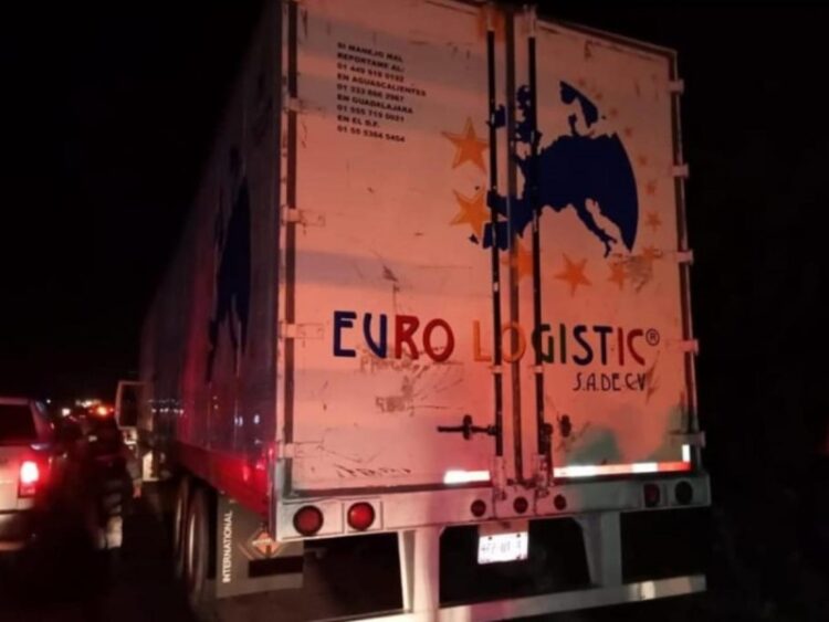 Abandonan tráiler con 400 migrantes en Veracruz; abren hueco para no morir asfixiados