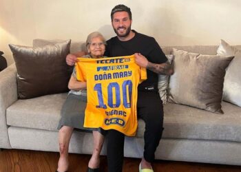 Gignac celebra el centenario de vida de una fiel aficionada de Tigres