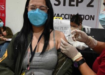 Aplican primera dosis y refuerzo de vacuna Cansino contra Covid en Victoria