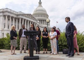 Legisladores de EU aprueban prohibir armas de fuego semiautomáticas