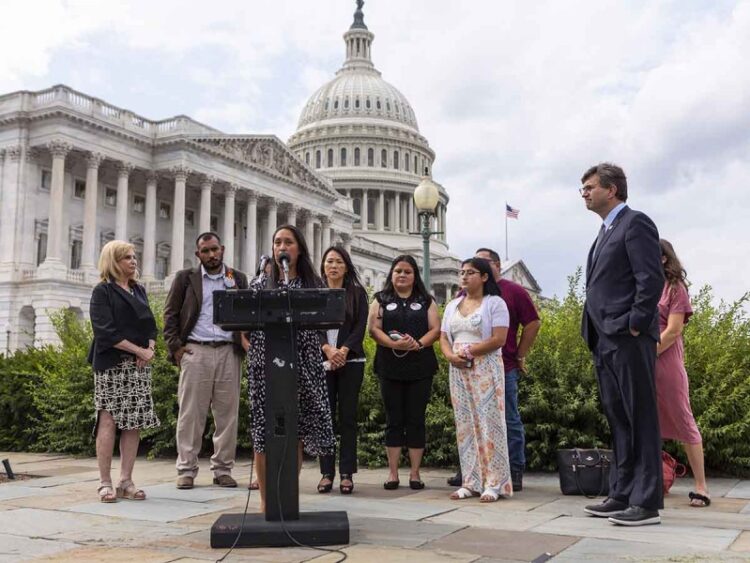 Legisladores de EU aprueban prohibir armas de fuego semiautomáticas
