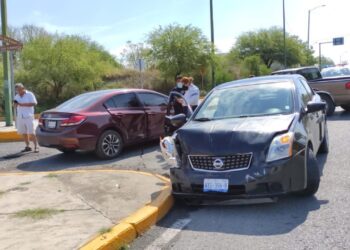Distraído conductor de Honda ocasiona aparatoso choque
