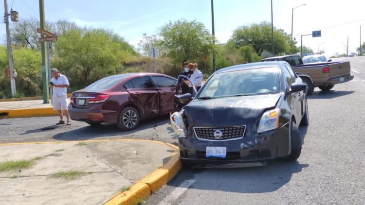 Distraído conductor de Honda ocasiona aparatoso choque