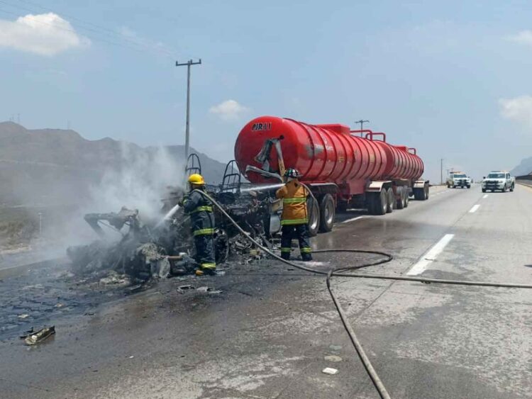 Incendio de tractocamión afecta la autopista a Saltillo-Monterrey