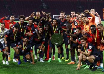 PSV gana la Supercopa a costa del Ajax de Edson Álvarez