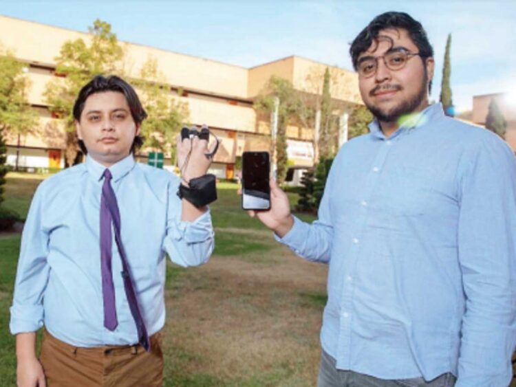 Egresados del Instituto Politécnico Nacional crean pulsera que detecta el estrés