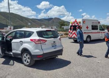 Tres heridos en choque de autos en Bulevar Portes Gil y Matamoros