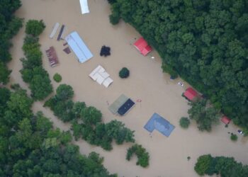 Van 26 muertos por las severas inundaciones en Kentucky