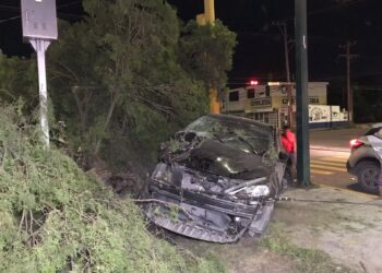 Ebrio destroza auto al chocar con árbol en calles Cero y Carrera