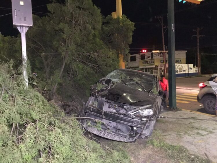 Ebrio destroza auto al chocar con árbol en calles Cero y Carrera
