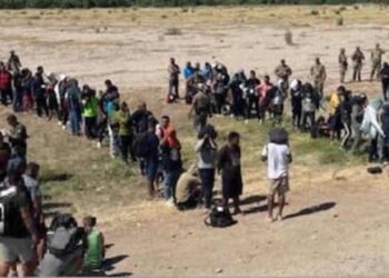 Siguen deteniendo a cientos de migrantes en Texas