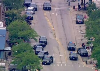 Muere mexicano durante tiroteo en Highland Park, Illinois; hay otros dos heridos