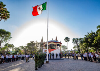 Participan servidores públicos en ceremonia de honores organizada por Contraloría Municipal