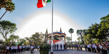 Participan servidores públicos en ceremonia de honores organizada por Contraloría Municipal