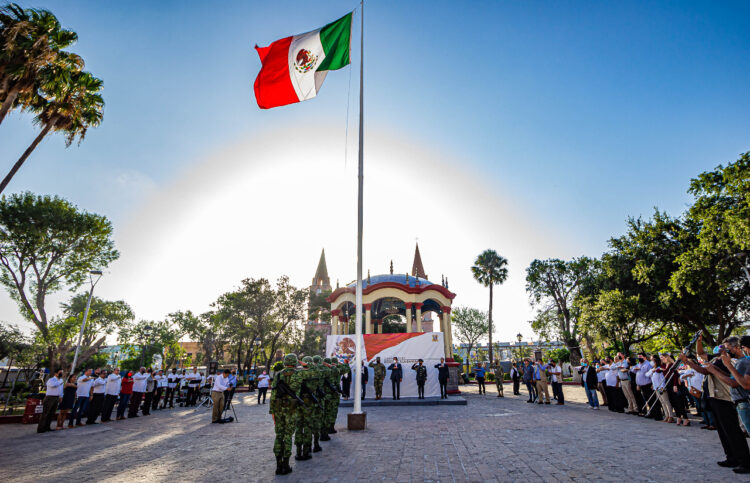 Participan servidores públicos en ceremonia de honores organizada por Contraloría Municipal