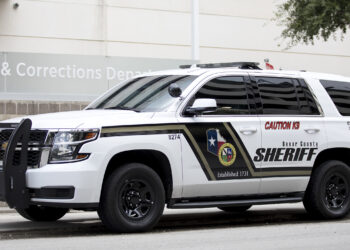 Detienen otro tráiler con migrantes en Texas