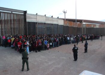 Detienen a más 400 migrantes en Texas