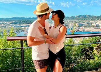 Diego Boneta y Renata Notni presumen su amor en Ibiza