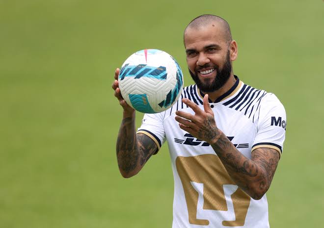 Se agota jersey de Pumas tras la llegada de Dani Alves