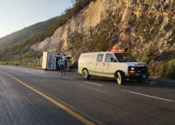 Dos heridos al volcar camión de paquetería en Palmillas, Tamaulipas