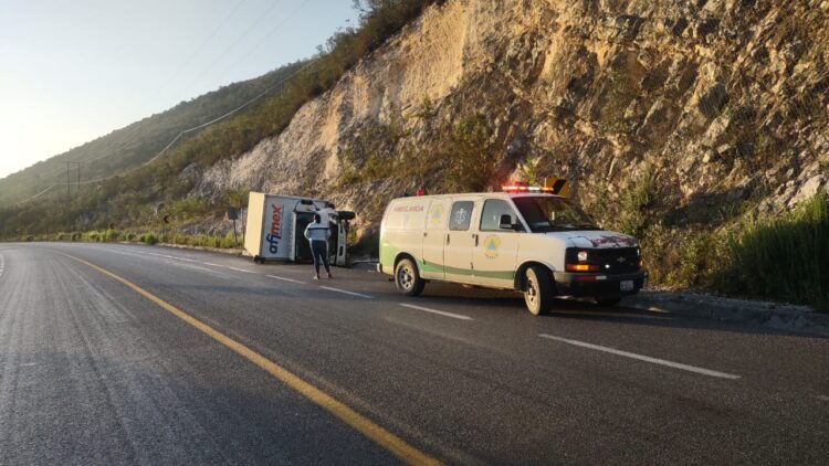 Dos heridos al volcar camión de paquetería en Palmillas, Tamaulipas