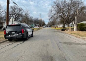 Identifican a tirador que mató a 2 en Texas