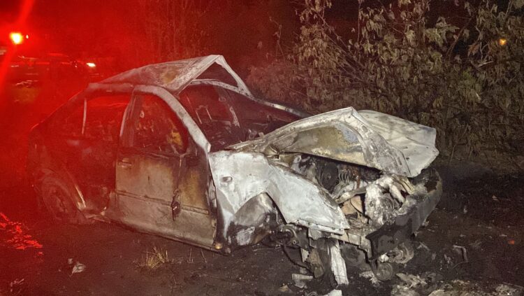 Muere conductor al volcar su auto