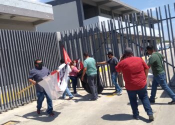 Retiran banderas rojinegras de oficinas de Telmex-Victoria