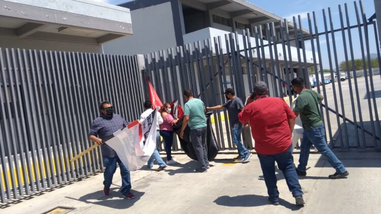Retiran banderas rojinegras de oficinas de Telmex-Victoria