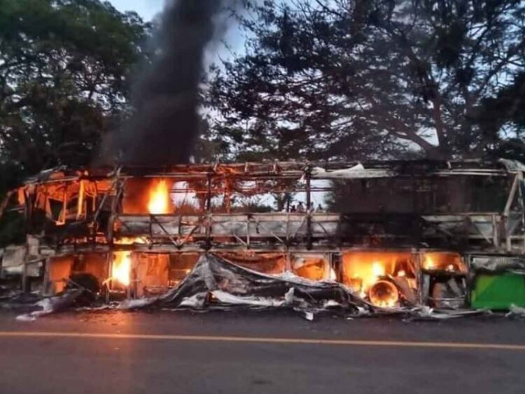 Hombres armados asaltan y queman autobús al norte de Veracruz