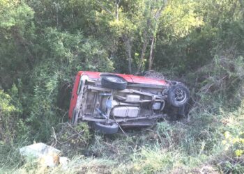 Vuelca camioneta y cae a barranco de 10 metros en la carretera a Tula