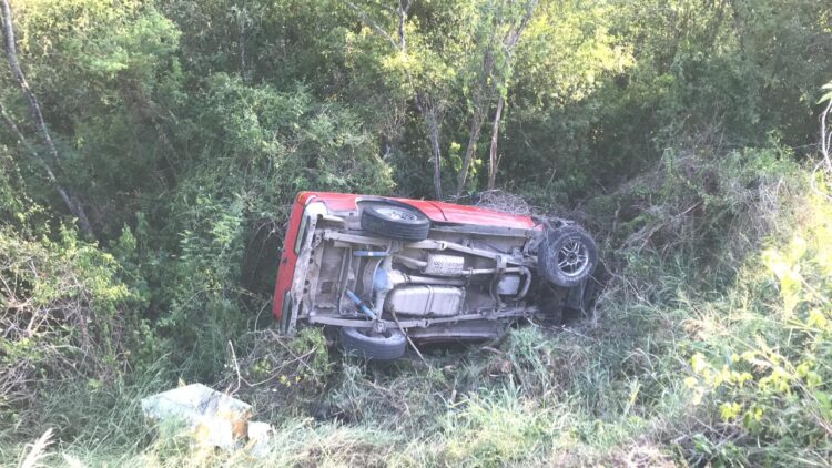 Vuelca camioneta y cae a barranco de 10 metros en la carretera a Tula