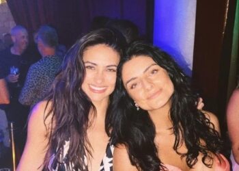 Renata Notni y Aislinn Derbez roban suspiros en la playa
