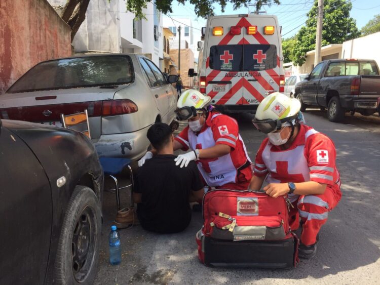 Dos motociclistas se lesionan al accidentarse