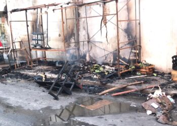 Arrasa fuego con locales de ambulantes