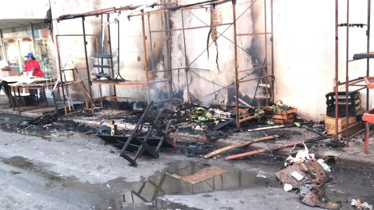 Arrasa fuego con locales de ambulantes